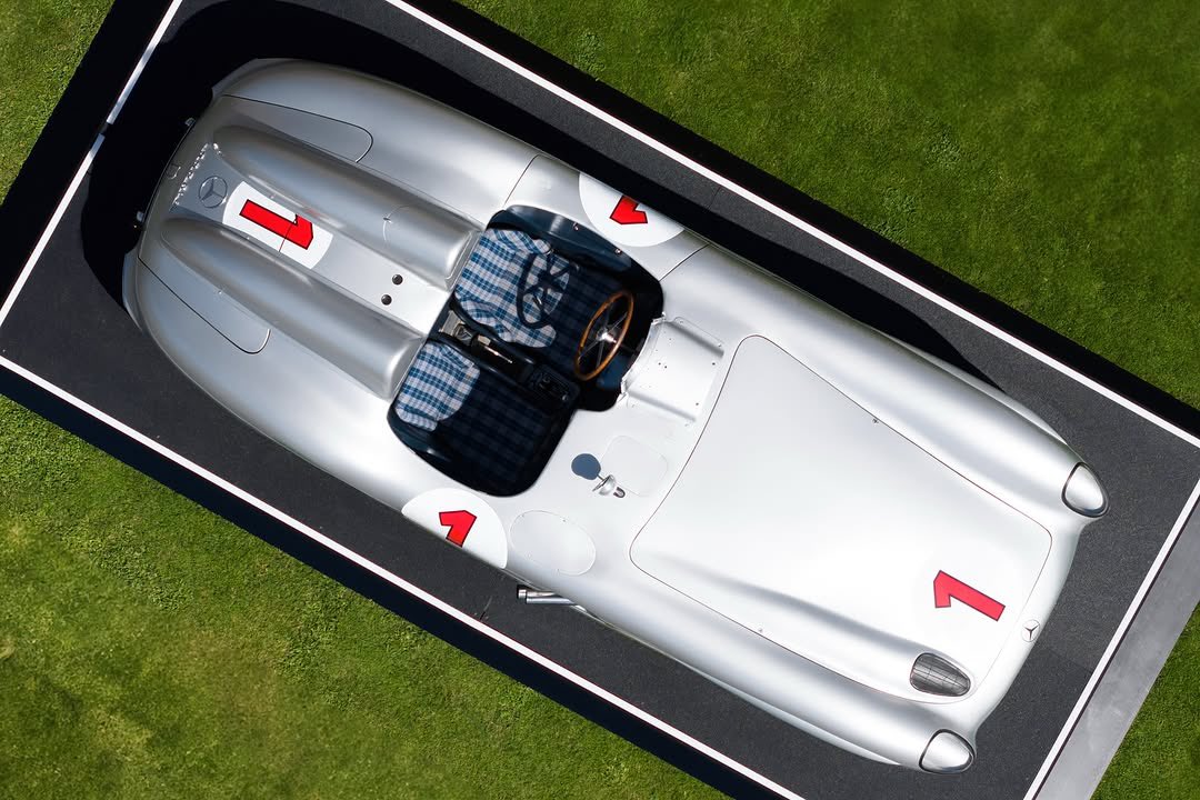 classic_benz_'s tweet image. $54+ million, the price of this extremely rare
Mercedes #SL 
This iconic race car, Mercedes-Benz 300SLR W196 S, most recently fetched $54 at auction.
#300slrw196 #300slr #mercedesbenzclassic #classicmercedes