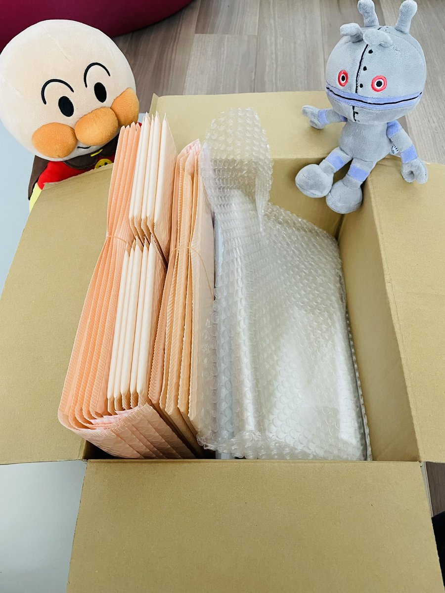 「100円ショップで梱包資材を買っていた人
手を挙げなさい！」

……はい…
ボクです……

というわけで、
オリジナルの梱包資材を手に入れました！

うーん、
ますます物販にハマってるね自分☺️笑