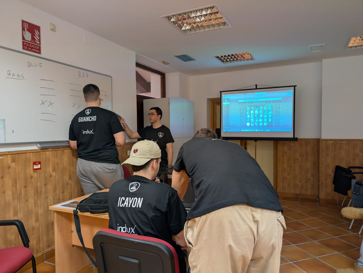 Hesports_'s tweet photo. Estamos ya por @Toledo_Matsuri 👋🏼
Y como no, tenemos a @DevLatra dando clases a nuestros niños 🎓
Nos vemos pronto por el presencial @ValorityES 🤝🏻
#SPKFamily 💙 https://t.co/UW33lGjnvC