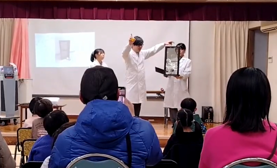 tscitech's tweet image. 3月16日に洗足区民センターにて実験ショーを行いました。
「身近な科学」をテーマに、ブランコの揺れ方の秘密や風が当たったものの動きなどが分かる実験を行いました。終演後には、ショーで行った実験を実際に体験できるミニショーも行いました。
参加してくださった皆様、ありがとうございました!