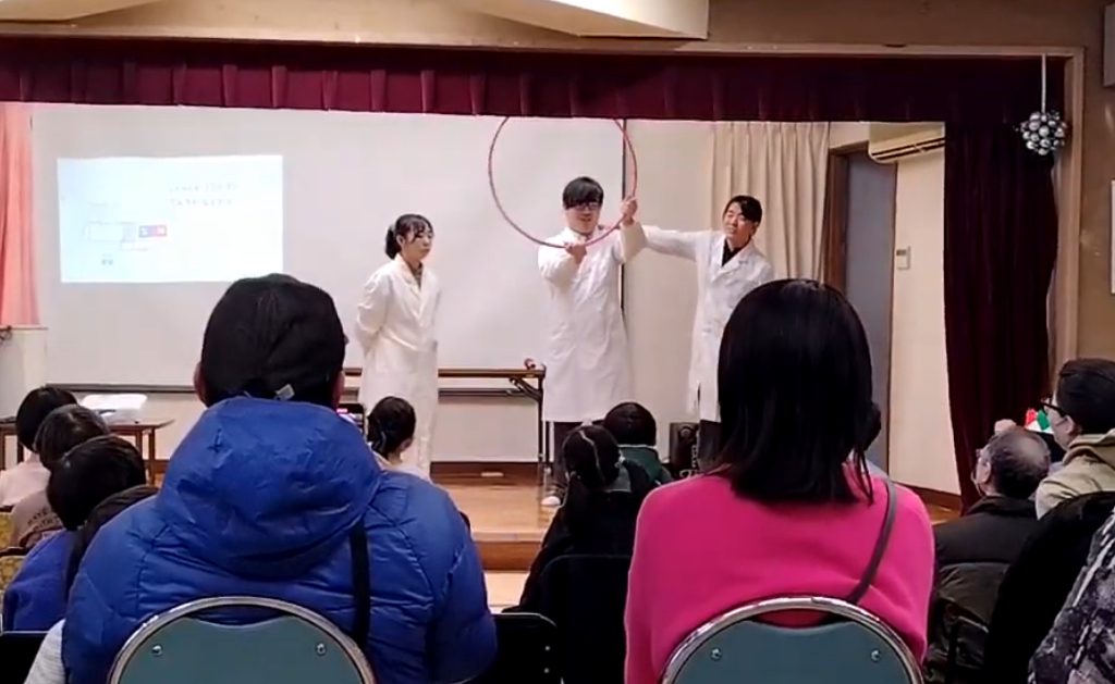 tscitech's tweet image. 3月16日に洗足区民センターにて実験ショーを行いました。
「身近な科学」をテーマに、ブランコの揺れ方の秘密や風が当たったものの動きなどが分かる実験を行いました。終演後には、ショーで行った実験を実際に体験できるミニショーも行いました。
参加してくださった皆様、ありがとうございました!