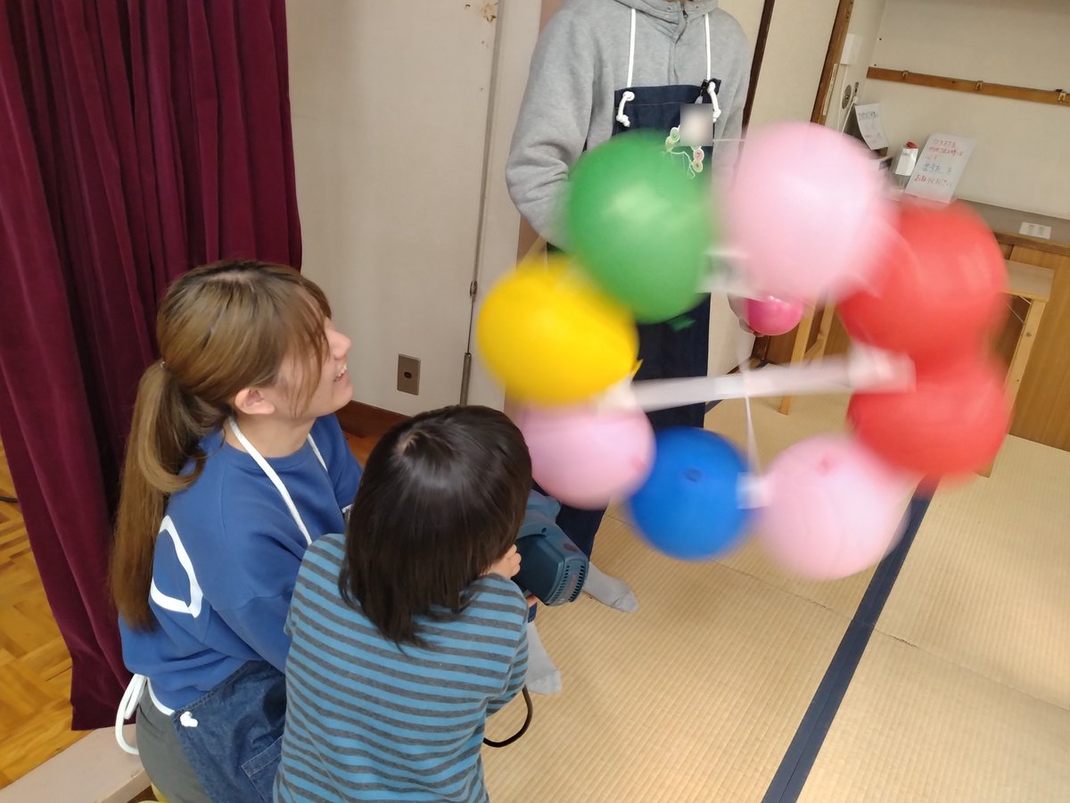 tscitech's tweet image. 3月16日に洗足区民センターにて実験ショーを行いました。
「身近な科学」をテーマに、ブランコの揺れ方の秘密や風が当たったものの動きなどが分かる実験を行いました。終演後には、ショーで行った実験を実際に体験できるミニショーも行いました。
参加してくださった皆様、ありがとうございました!
