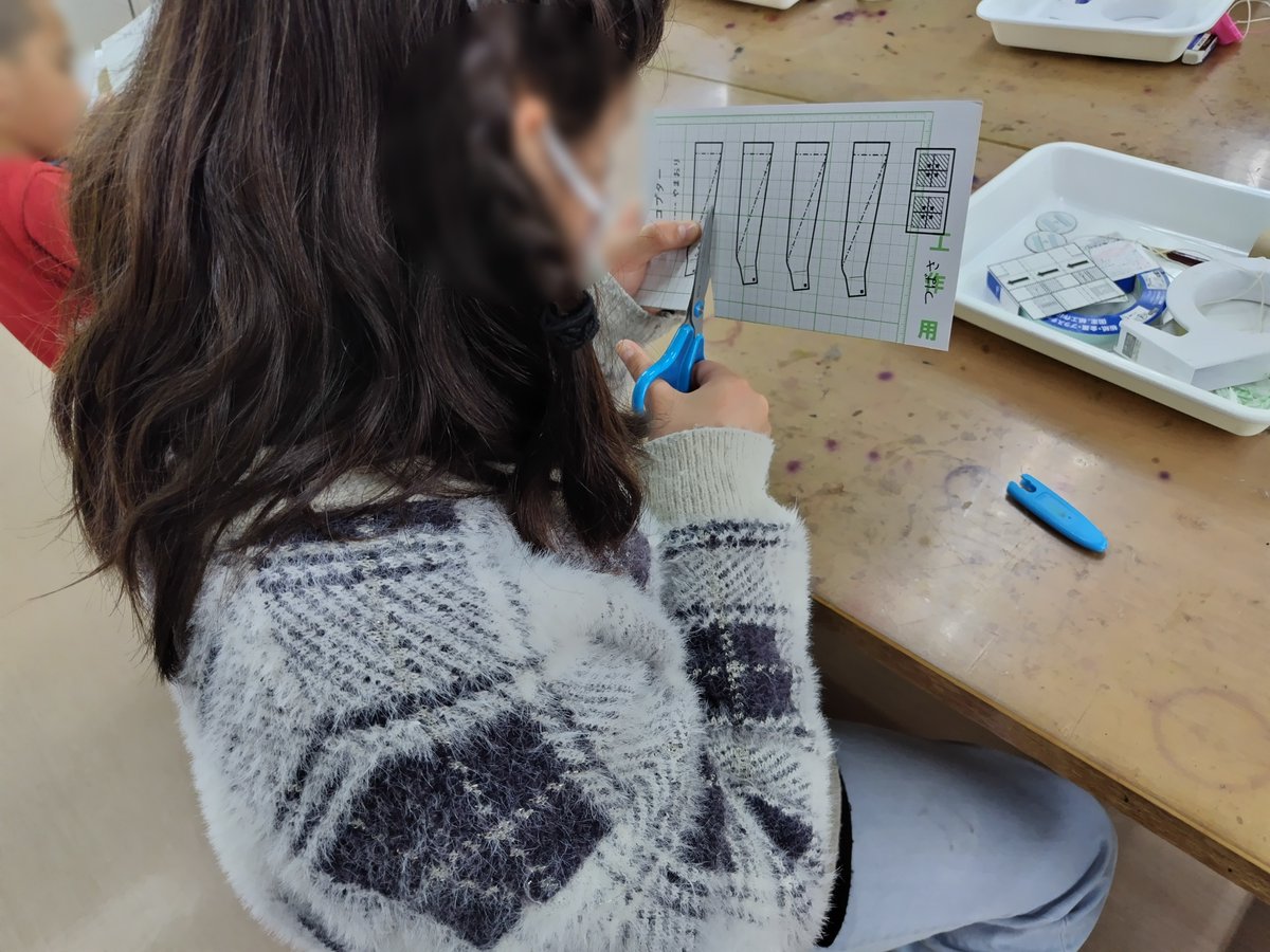 tscitech's tweet image. 3月29日に梅田地域学習センターで、かみコプターとぐるぐる暗号機の工作教室を行いました。
かみコプターは、プロペラを高速回転させて揚力によって飛ばす工作です。
ぐるぐる暗号機は、解読されにくい強い暗号を作ることができる工作です。
参加してくださった皆様、ありがとうございました!