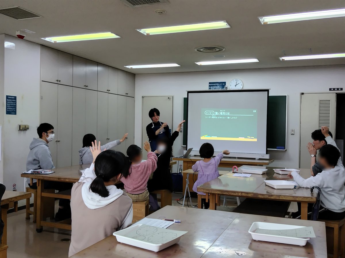 tscitech's tweet image. 3月29日に梅田地域学習センターで、かみコプターとぐるぐる暗号機の工作教室を行いました。
かみコプターは、プロペラを高速回転させて揚力によって飛ばす工作です。
ぐるぐる暗号機は、解読されにくい強い暗号を作ることができる工作です。
参加してくださった皆様、ありがとうございました!
