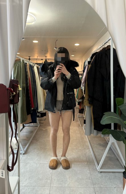 동네에 무인옷집이 생겼더라구요..!
이제보니까 어제 입고 다닌 옷이 엄청 짧았네요😂 스타킹 밴드 부분도 보이공…ㅎ