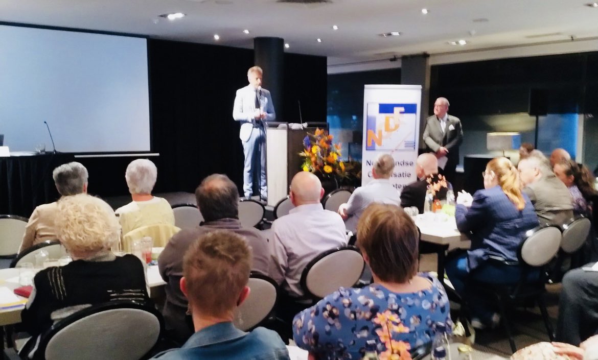 Namens collega <a href="/Sanderderouwe/">Sander de Rouwe</a> mocht ik de heer De Knoop bij zijn afscheid van de Nederlandse Organisatie Docenten EHBO onderscheiden. 

Vanwege zijn verdiensten voor NODE én vele andere vrijwilligersactiviteiten is Hans de Knoop nu maar liefst Ridder in de Orde van Oranje-Nassau.