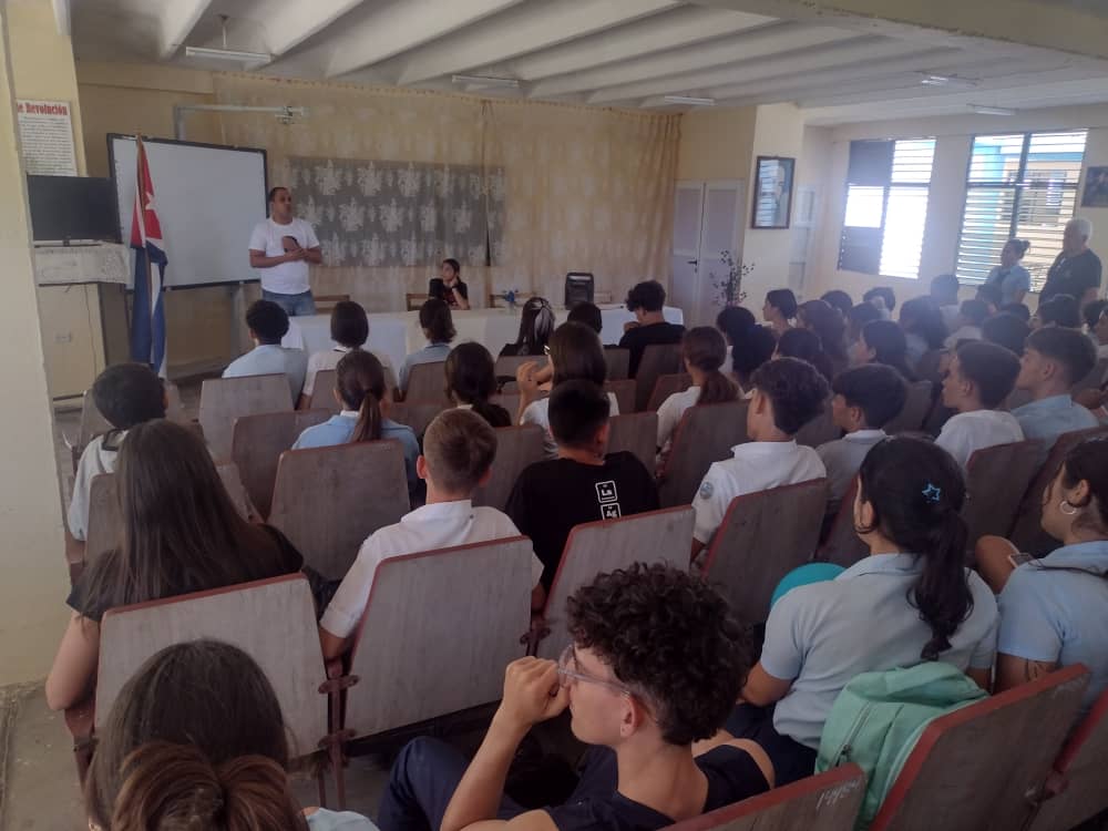 YosvanyRodrgu11's tweet photo. Jóvenes del IPVCE "Eusebio Olivera" cómo en todos las instituciones educativas de #SanctiSpíritusEnMarcha debatieron sobre el anteproyecto de Código de niñez, adolescencias y juventudes en el contexto de las actividades por el 4 de abril.
#CubaMined https://t.co/7ofA1HgDcc