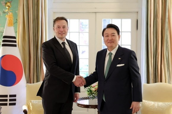 Rmavyv's tweet photo. 일론 머스크와 윤석열 대통령
@elonmusk and @President_KR https://t.co/lleBKQVi70
