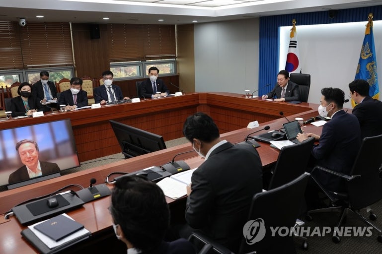 Rmavyv's tweet photo. 일론 머스크와 윤석열 대통령
@elonmusk and @President_KR https://t.co/lleBKQVi70