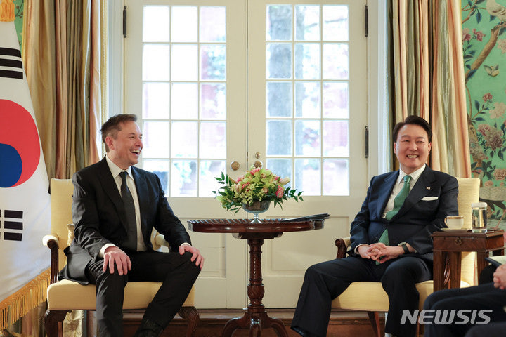 Rmavyv's tweet photo. 일론 머스크와 윤석열 대통령
@elonmusk and @President_KR https://t.co/lleBKQVi70