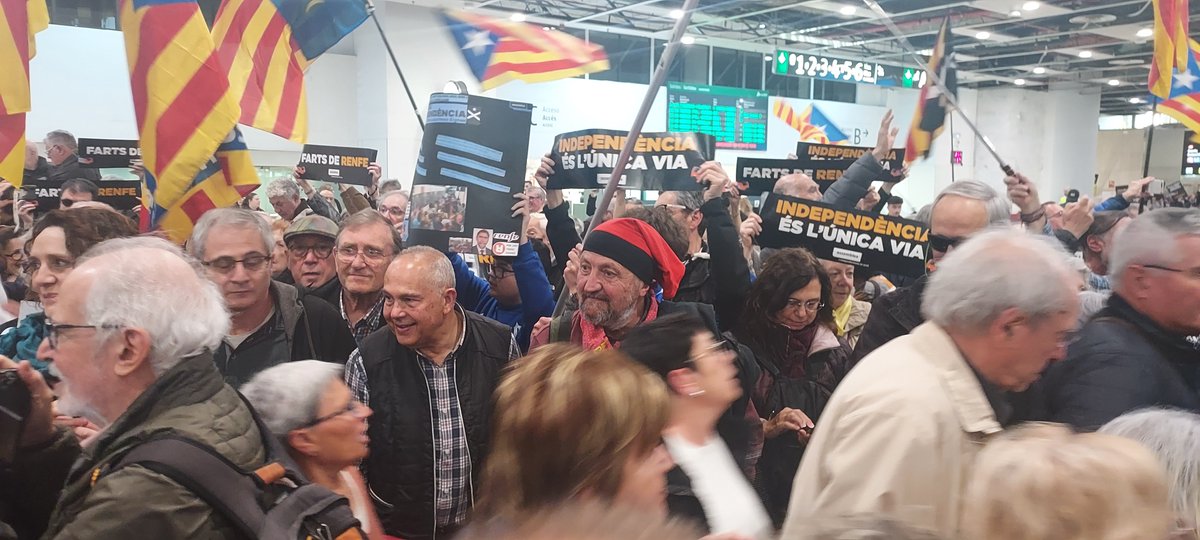 Dolors Sabater Puig (@mariadolorsa) on Twitter photo Sí, #FartsdeRenfe i de tant abús contra la gent d'aquest país. L'independentisme esclata quan està vinculat a la defensa dels drets per a tothom. Avui a l'acció de protesta convocada per <a href="/assemblea/">Assemblea Nacional Catalana</a>, amb bona participació també de #Badalona Sí, #FartsdeRenfe i de tant abús contra la gent d'aquest país. L'independentisme esclata quan està vinculat a la defensa dels drets per a tothom. Avui a l'acció de protesta convocada per <a href="/assemblea/">Assemblea Nacional Catalana</a>, amb bona participació també de #Badalona