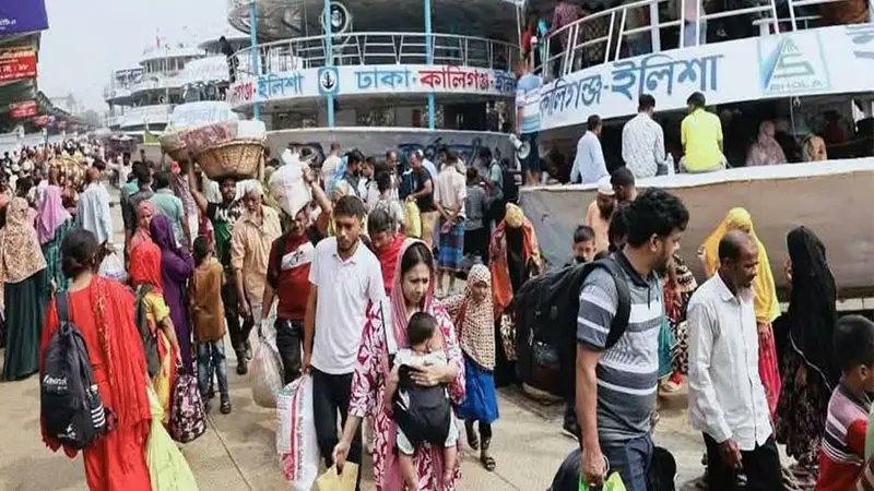 ঈদের ছুটি শেষে রাজধানীতে ফিরছে লাখো মানুষ