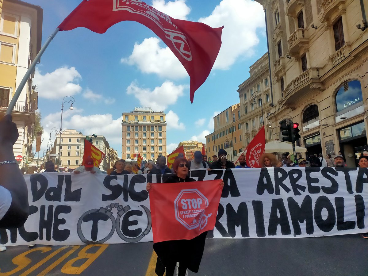 #NoDDLsicurezza dopo la piazza di ieri, il movimento per il diritto all'abitarre torna a manifestare per le strade di Roma.
Vogliamo #casa #salute #libertadimovimento