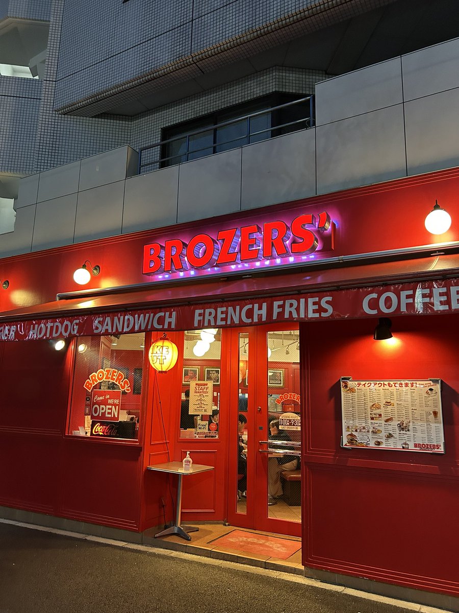 STAnM03's tweet photo. 今日は新富町にあるBROZERS′新富町店さんのタルタルチーズバーガー。

タルタルソースのハンバーガーを初めて食べましたが『こんなに美味しいんだ！！』って衝撃を受けました。
そしてバンズの焼き加減が個人的にとっても好み。絶妙。
とっっても美味しくしかも食べ応えがあるという。最高でした！！ https://t.co/A09MTmQa1s