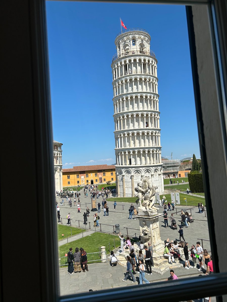 Diese Italiener geben sich ja schon Mühe. Leider ist der Turm den sie uns vors Hotelzimmer gebaut haben aber total schief und fällt fast um. Das gibt Abzug bei der Bewertung.