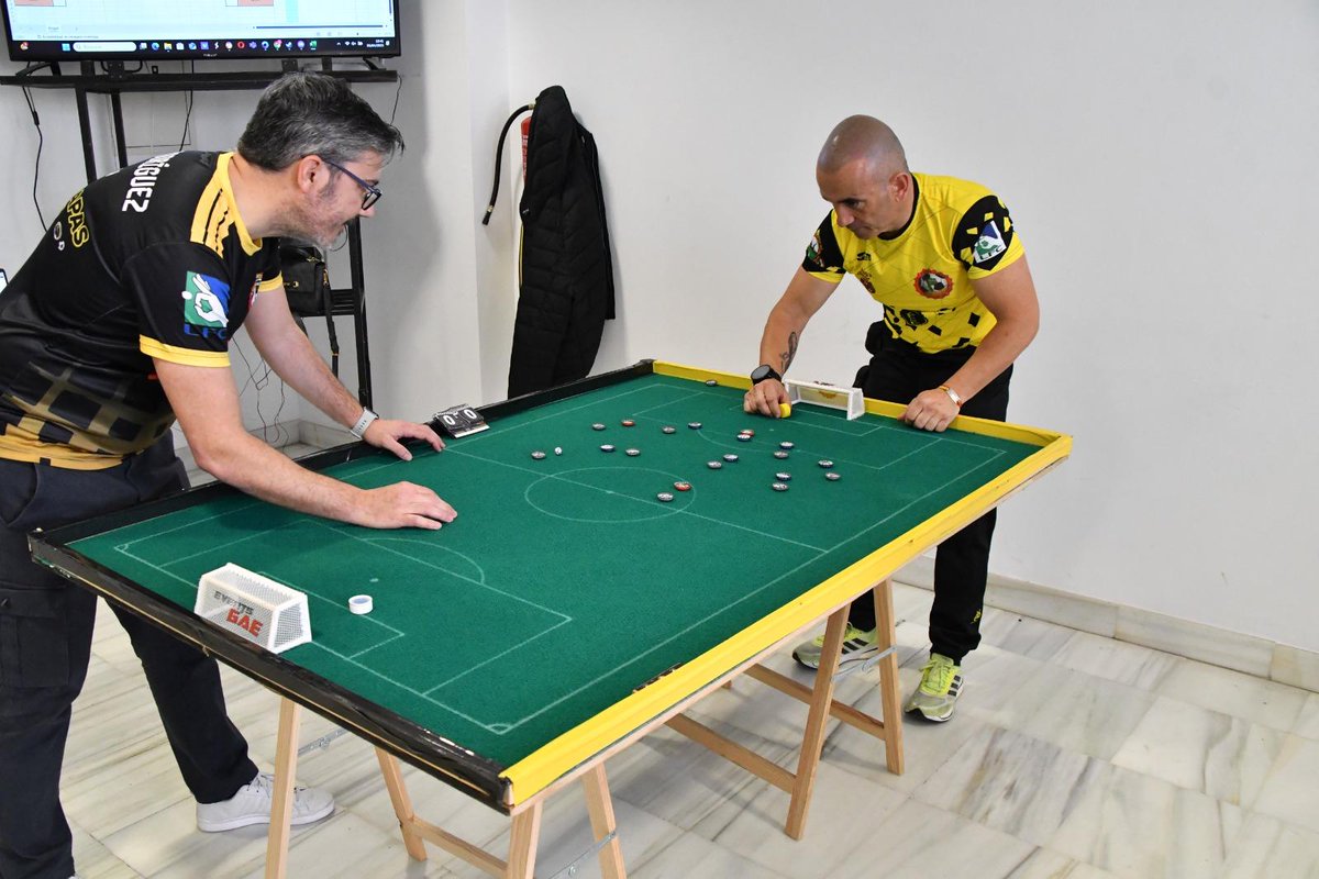 Quiero felicitar a la <a href="/LFCdeTomares/">FútbolChapas Tomares</a> por sus 15 años de historia 🎂, llevando este deporte con pasión y dedicación a tantos aficionados. 

Un aniversario que demuestra el trabajo que han realizado para convertir a Tomares en un referente en esta disciplina. 😃