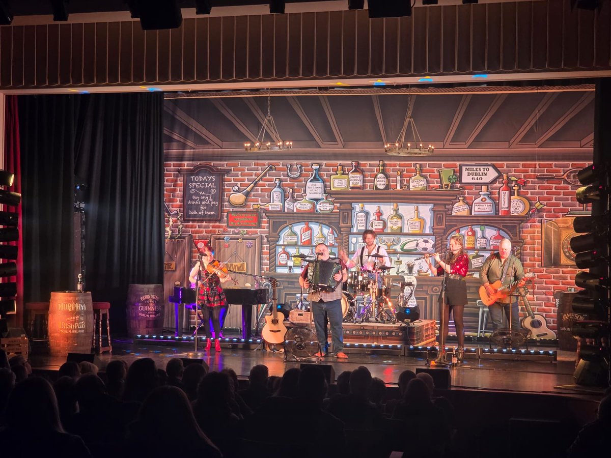 👀 Last night we played at the Mitchell arts Centre in Stoke ☘️ It was such a nice venue and a lovely crowd ❤️ glad you could be there with us 🎻