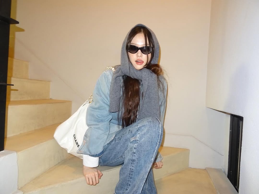 The denim drapes me in ease, but the 𝗖𝗵𝗮𝗻𝗲𝗹? She doesn't whisper, she 𝘴𝘱𝘦𝘢𝘬𝘴! A quiet kind of courage, bold without trying. Psps, it's not just an accessory, it's the exclamation mark to my mood.