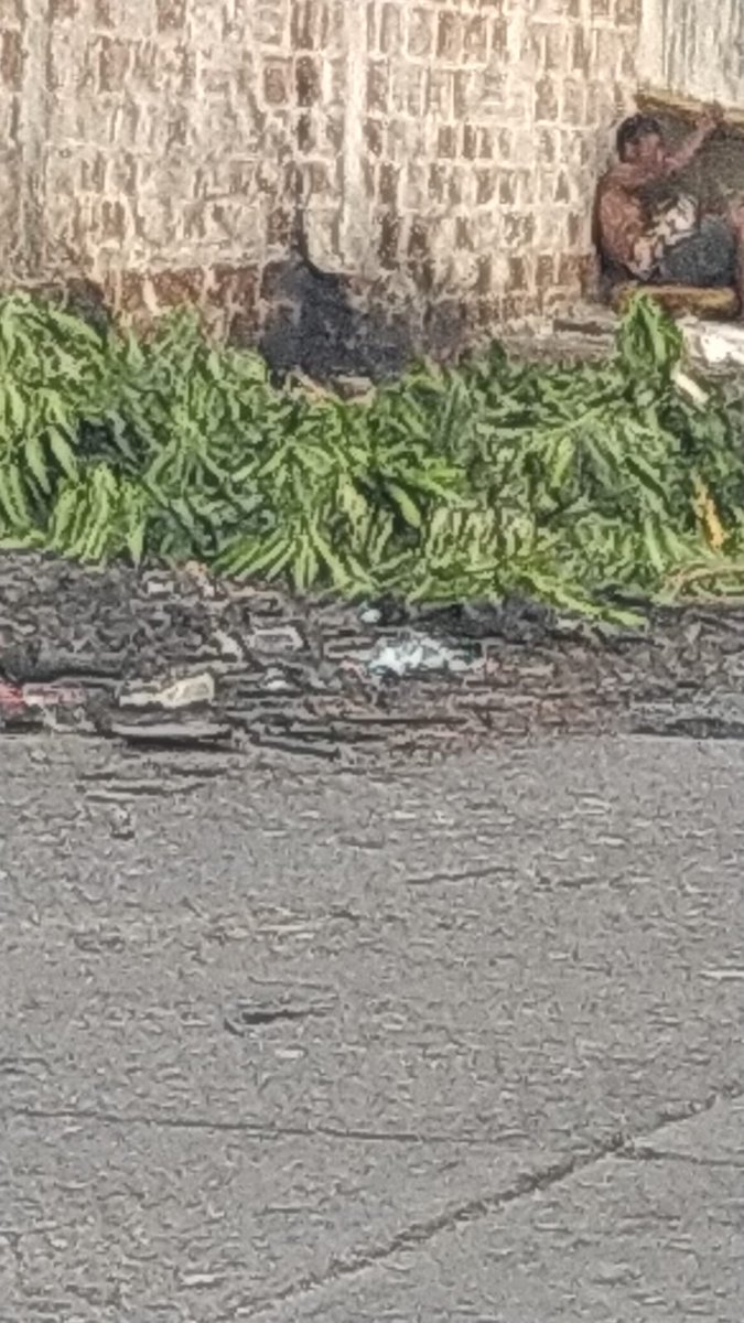 Jupacudid1's tweet photo. Señores @aseodelnorteof1 @aseodelnorte los Vallenatos cancelamos una tarifa bien alta por el servicio de recolección de aseo, como para que sus calles se encuentren en estás condiciones. Esto es en el Pabellón de los Pescados, arrojan y queman basuras, solicitó su intervención. https://t.co/slHoWnluYs