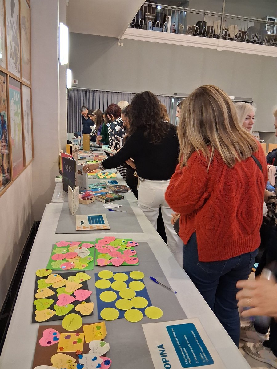 Aquest matí hem anat a la Jornada professional al Festival #Lletrapetita de #Lleida. Xerrada de la Júlia Baena sobre les lectures per a adolescents i taller d'àlbums il•lustrats a càrrec de Mar González
#bibliotequesLleida <a href="/bibliotequescat/">Biblioteques</a> #bibliotecapardinyes