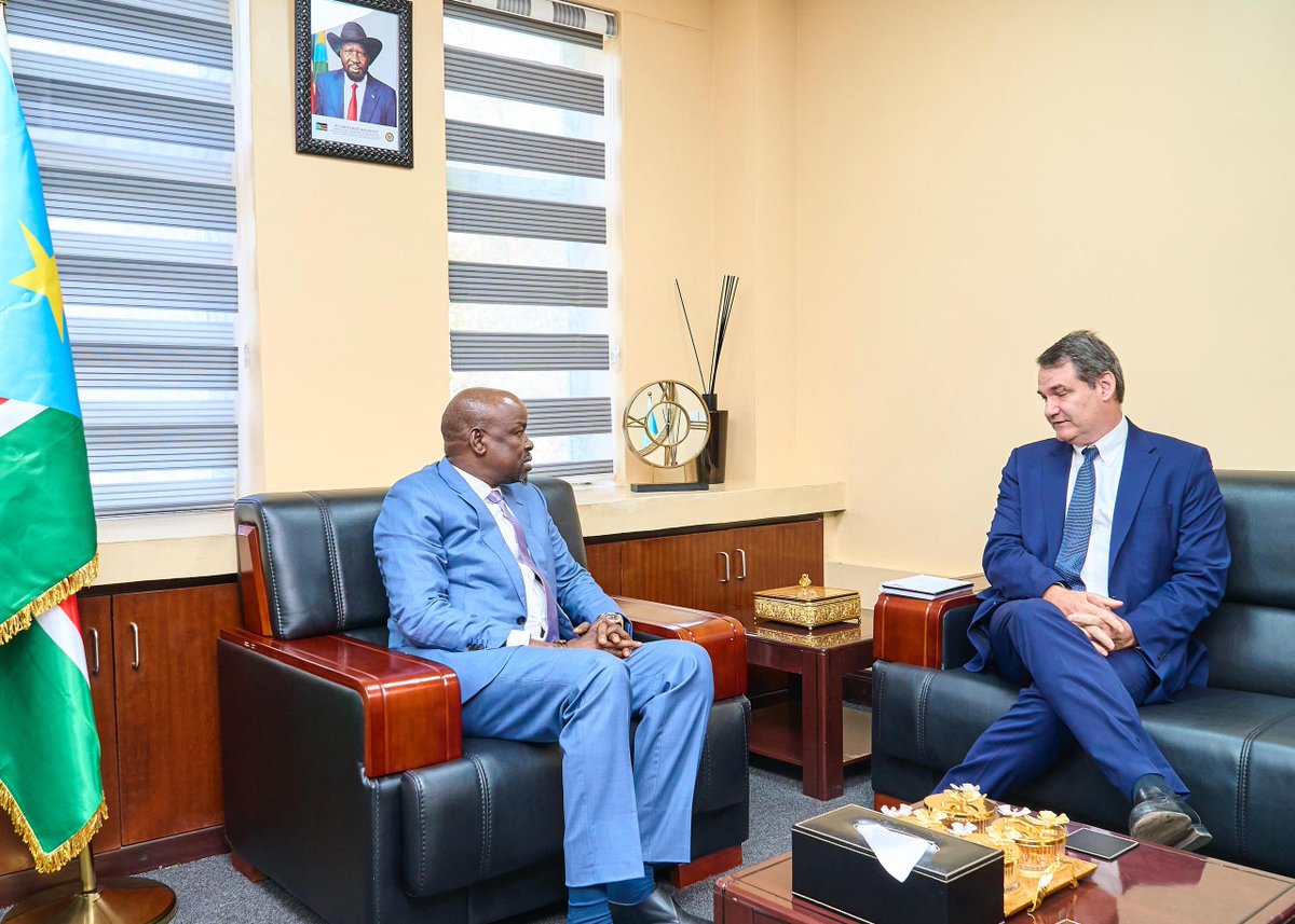 vpsouthsudan's tweet photo. 𝐀𝐩𝐫𝐢𝐥 𝟒 | 𝐉𝐮𝐛𝐚, 𝐒𝐨𝐮𝐭𝐡 𝐒𝐮𝐝𝐚𝐧

Vice President Dr. Benjamin Bol Mel held a strategic meeting with a senior delegation from the World Bank Group, led by Mr. Charles Undeland, the Country Manager for South Sudan.

The officials discussed key fiscal and structural reforms to promote macroeconomic stability and ensure long-term fiscal sustainability in the country.

Dr. Benjamin Bol Mel appreciated the World Bank’s enduring support to South Sudan through technical expertise, policy advice, and financial assistance. He hailed the institution as a key partner in South Sudan’s economic recovery and affirmed the government’s commitment to strengthening this vital collaboration.

Mr. Undeland commended the Government’s progress and assured the Vice President of the World Bank’s continued support.

The Government of South Sudan calls upon all development partners to work together to build a resilient, people-centered economy that delivers tangible benefits to every citizen.