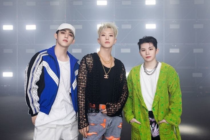 Hey, Buddy! ㅡ SoonHoon AU;
Sahabat tapi menaruh rasa, ya itulah mereka; Soonyoung, Jihoon, dan Seungcheol. Kisah ini bukan tentang cinta segitiga, hanya kisah ringan tentang persahabatan dan kedenialan semata karena hadirnya rasa cinta di antara mereka. Tertarik membaca?