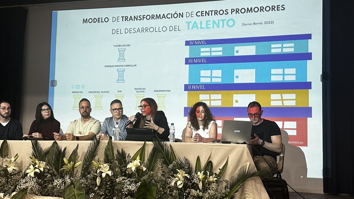 Terminamos con broche de oro. La presentación del Programa Connectats. Menuda pasada las estrategias que están implementando con el alumnado de Altas Capacidades Intelectuales y con la globalidad del centro educativo. Bravo!! <a href="/APOCOVA/">APOCOVA</a>