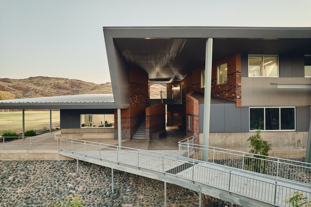 Archello's tweet image. Set within a remote cyclonic landscape, the Karratha Senior High School Technologies Learning Area uses durable materials like custom brickwork and shaded breezeways to fuse climate resilience with cultural sensitivity. 
buff.ly/S4WDsND

#ClimateResponsiveArchitecture