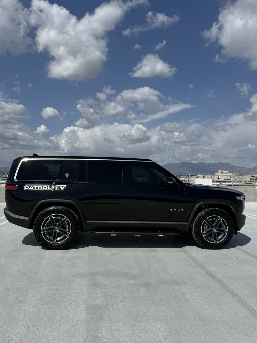 Municipal upfit by our #PatrolEV division 🚨<a href="/Rivian/">Rivian</a> R1S is a winning platform for duty 🫡🇺🇸
#evsportline #Rivian