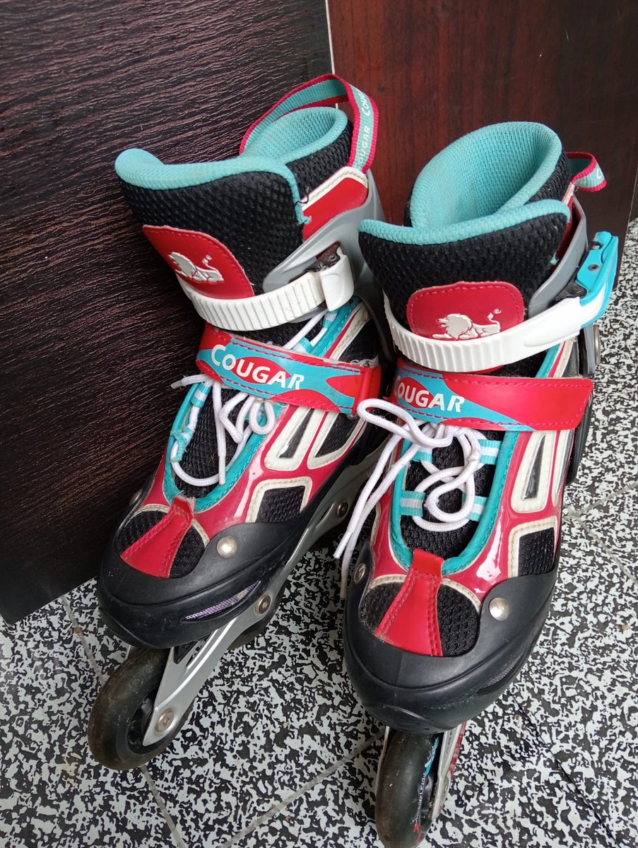 cozypizzy's tweet photo. haloo aku mau pl sepatu roda merk cougar ukurannya bisa di atur dr 38-40 dlu aku beli 700k sekarang aku jual 350k boleh nego, minus gores bekas pemakaian sama dus. foto detailnya boleh dm aja https://t.co/a4hJ9V9Xza