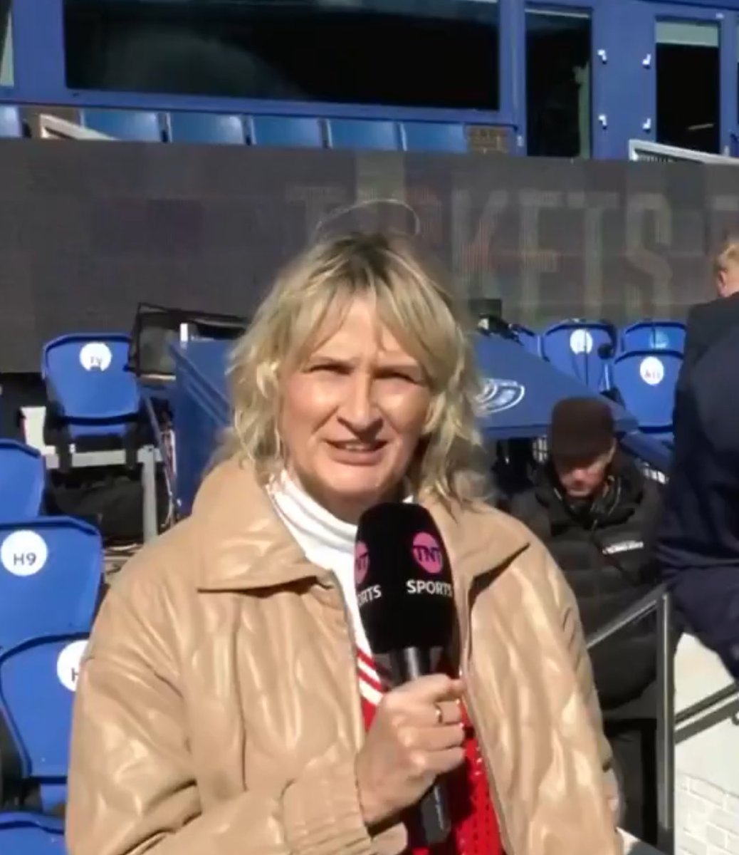 Why is Lucy ward trying to act like a men doing commentary OMG she never stop talking