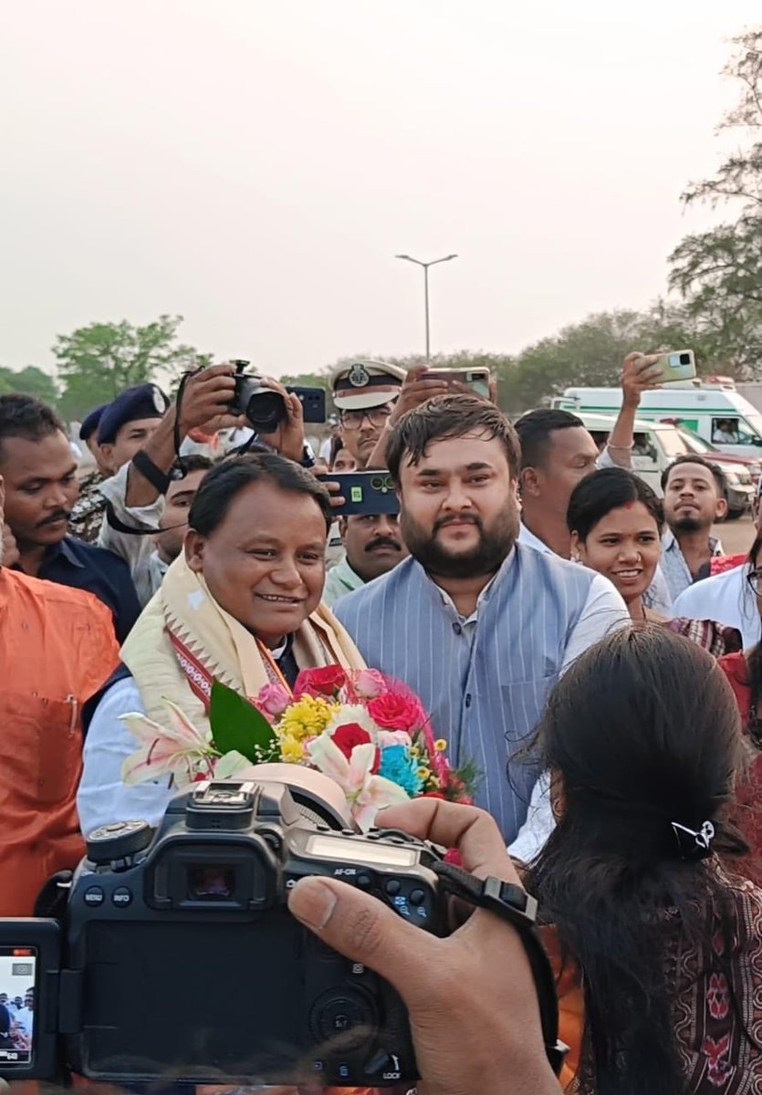 Srpnch_Bhaleswr's tweet photo. Welcoming Hon’ble Chief Minister Shri @MohanMOdisha Ji to the sacred soil of Nuapada… My son, Dist-MP Representative @Pagrawal11 , extending heartfelt greetings on this special occasion. 

@NAdministration @SPNUAPADA @digswrkoraput @DGPOdisha @SecyChief @KVSinghDeo1 @PMOIndia https://t.co/V00wym4Kk7