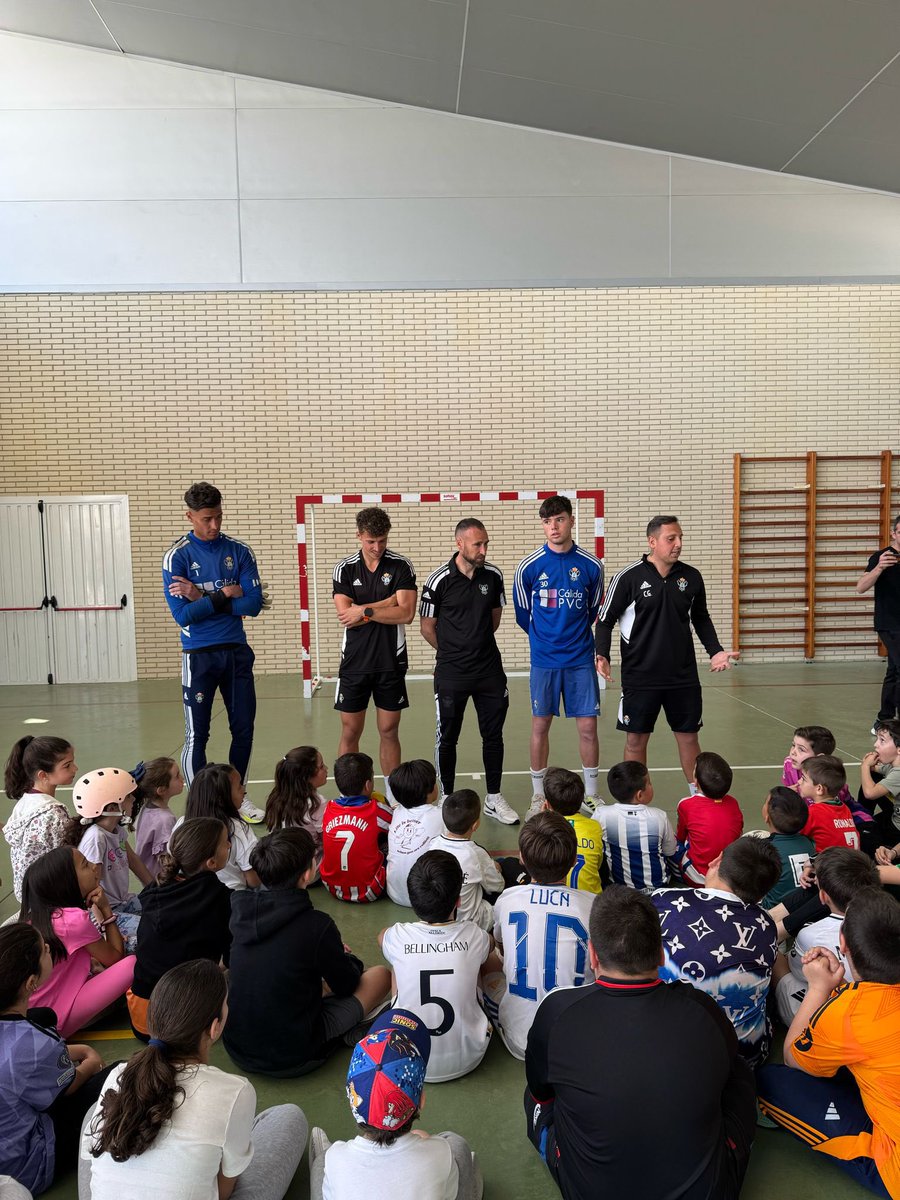 FundacionCFT's tweet photo. El cuerpo técnico y algunos de los jugadores del CF Talavera, estuvieron presentes en la pasado jornada del Día del Deporte organizado en el Colegio Misioneras. 

Un buen ratito compartido con los peques del centro y aprendiendo mucho 💙 https://t.co/QVL5MN09wx