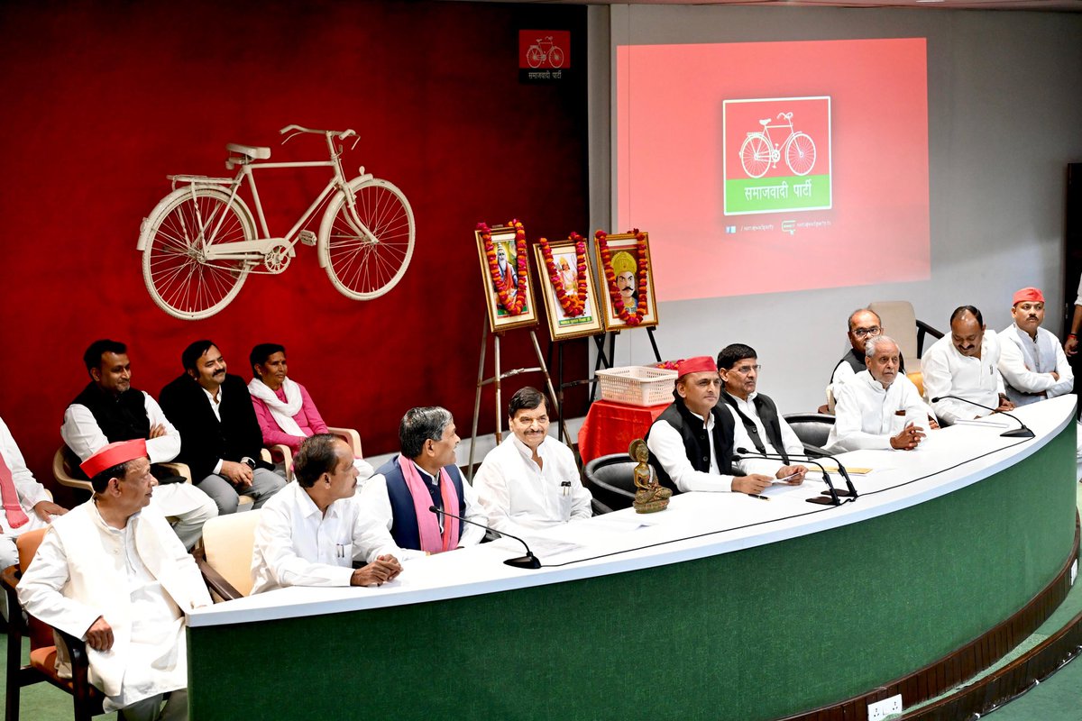 yadavakhilesh tweet picture