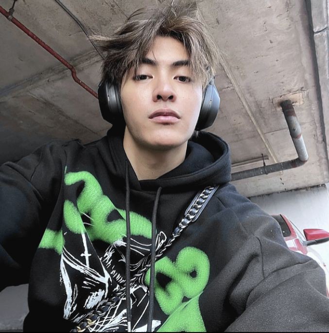 aurigasenna's tweet photo. —— #JoongDunk AU 🔞 ——

• Sepanjang Kereta

Anggaplah dunk gila karena menggunakan crop top dan rok mini saat jam sibuk kereta. Tapi, Archen tak kalah gila karena melihat kesempatan didepan mata. https://t.co/e0l7MaJCGt