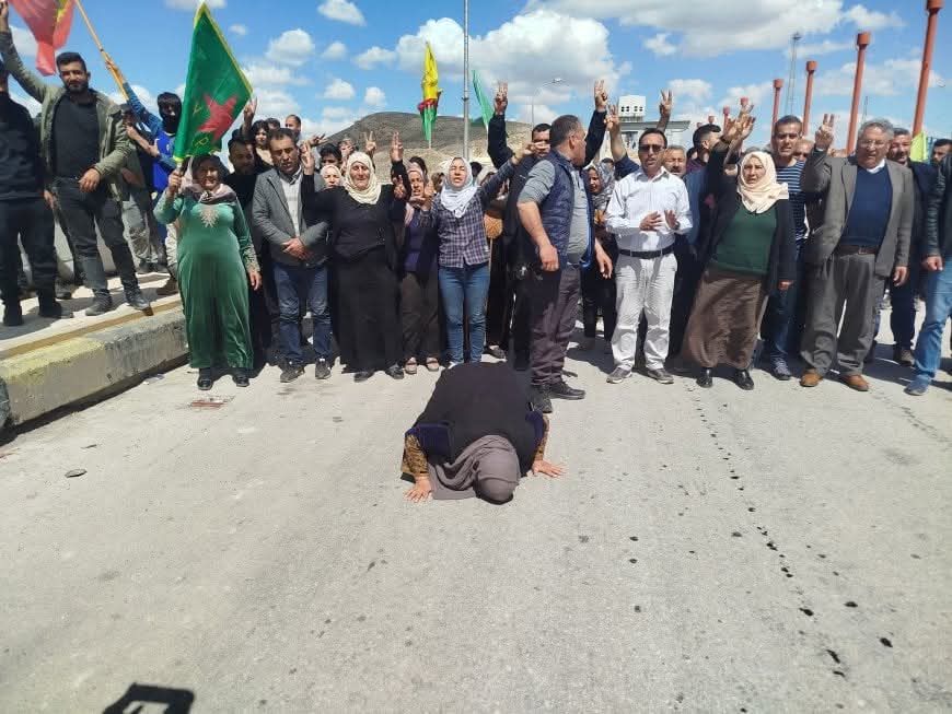 Cihên pîroz weha pêşwazî dikin......

#berxwedan #tişrîn