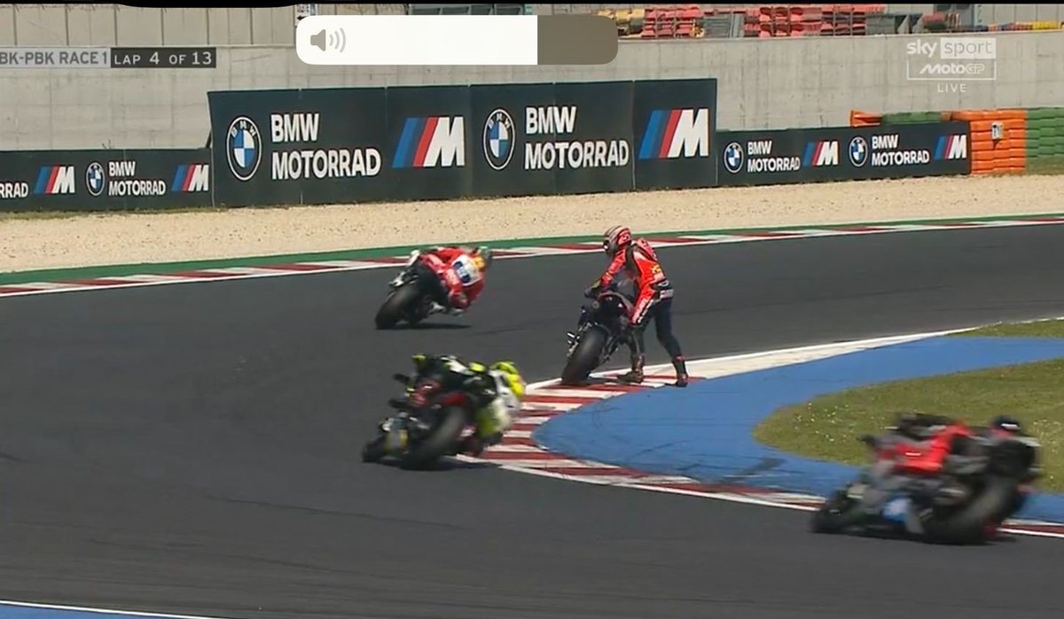 gponedotcom's tweet image. Il pilota pugliese è già fuori da Gara 1 a Misano: nel corso del quarto giro la caduta che lascia pista libera a Delbianco e alla Yamaha gpone.com/it/2025/04/05/… #Superbike #misano #pirro #CIV #Delbianco