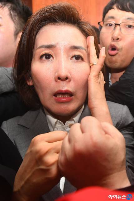 나베 나경원은 21년간 정치를 하며

 지 친정 흥신학원 사학비리 덮어주고
 혈세로 지구 몇바퀴 도는 주유를 하고
 종을바꿔 자기건물 가격 높이고 이득 취하고
 자녀들 입학비리 저지르고

 나베 나경원 이뇬은 단 한번도
 이국가와 이민족을 위해 살아본적이 없는 뇬이다