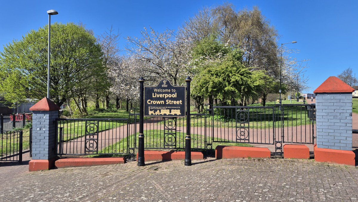 Fantastic  meeting D... who was  restoring the signs to our well loved Crown St Park.   As a local Councillor for the #CanningWard I funded this repainting project from my Local Neighbourhood Fund. I'm really pleased to be able  to fund  this &amp; other improvements in ##CanningWard