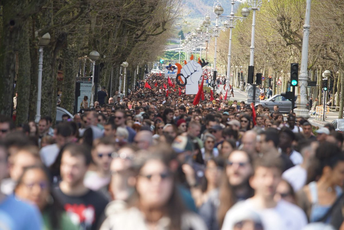 🗝️✊Gaur milaka pertsona elkartu gara Donostian etxebizitzaren negozioaren aurka eta kalitatezko etxebizitza doako eta unibertsalaren alde.

Politikarien eta enpresarien eskutik eskurik ez da irtenbiderik etorriko.

Antolakuntza eta borroka dira bidea!