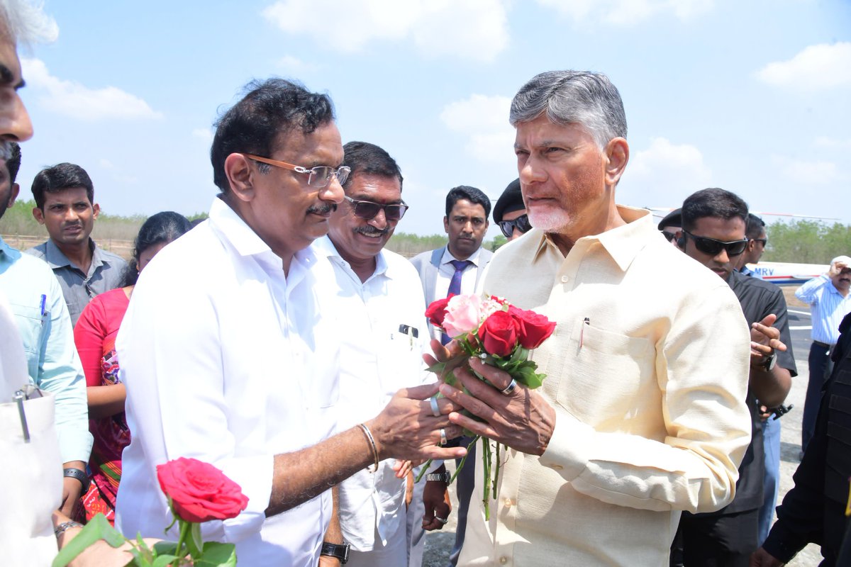 KesineniS's tweet image. ఈరోజు నందిగామ నియోజకవర్గం చందర్లపాడు గ్రామం, ముప్పాళ్ల గ్రామంలో బాబు జగ్జీవన్ రామ్ గారి జయంతి మరియు ప్రజా వేదిక కార్యక్రమాలకు విచ్చేసిన గౌరవ ముఖ్యమంత్రివర్యులు శ్రీ @ncbn గారికి హెలిపాడ్ వద్ద స్వాగతం పలకడం జరిగింది.

#NaraChandrababuNaidu #BabuJagjivanRam #P4Model