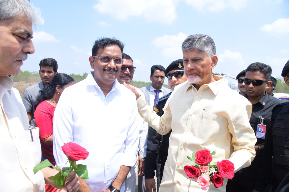 KesineniS's tweet image. ఈరోజు నందిగామ నియోజకవర్గం చందర్లపాడు గ్రామం, ముప్పాళ్ల గ్రామంలో బాబు జగ్జీవన్ రామ్ గారి జయంతి మరియు ప్రజా వేదిక కార్యక్రమాలకు విచ్చేసిన గౌరవ ముఖ్యమంత్రివర్యులు శ్రీ @ncbn గారికి హెలిపాడ్ వద్ద స్వాగతం పలకడం జరిగింది.

#NaraChandrababuNaidu #BabuJagjivanRam #P4Model