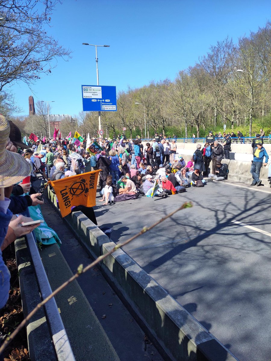 NLRebellion's tweet image. Still standing strong op de A12! Wij geven niet op en blijven keer op keer terugkomen totdat de Fossiele Subsidies zijn gestopt. #StopFossieleSubsidies