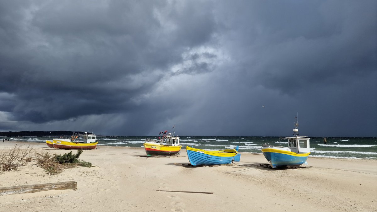 Sopoty. Tak było przed południem. Wieje b. mocno. Lepiej siedzieć w domu. <a href="/MeteoprognozaPL/">meteoprognoza.pl🇵🇱</a>