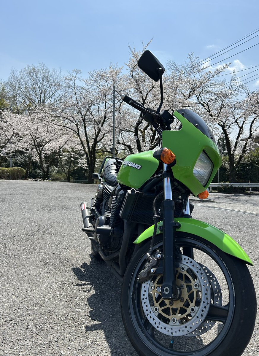 ZRX400_hiro's tweet photo. 桜とバイク⁉️🌸＆🏍️
今日は良い天気だった〜 https://t.co/W6ShJIlW0Y