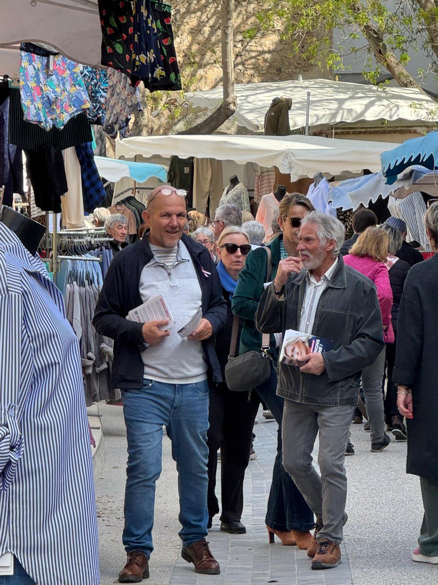 #Soutenonslademocratie ce matin à Frontignan avec <a href="/CDelapierre/">Cédric Delapierre</a> nous avons distribué les tracts de soutien du <a href="/RNational_off/">Rassemblement National</a> à <a href="/MLP_officiel/">Marine Le Pen</a>