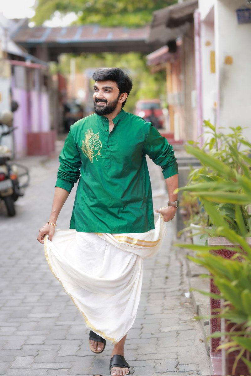 Just a man and his mundu magic 💚🤪
Grab your latest vishu collections from @eleganz___boutique