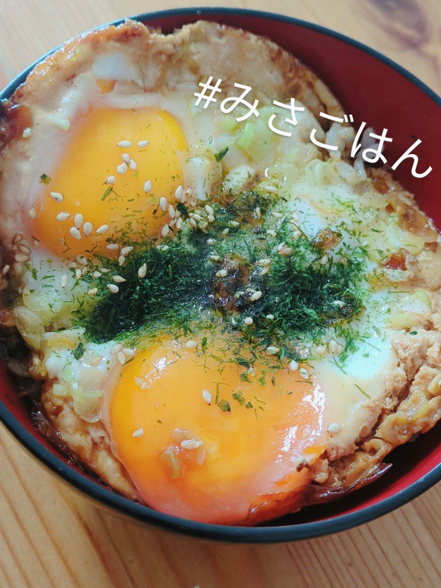 【目玉焼きのっけご飯】
副菜色々あるから料理面倒臭い時の、朝とか昼にたまに作るこちら。
焼きながらお酢と醤油とハチミツ混ぜたタレをかけて香ばしくなったら、ご飯にどーん！！ 
本日もお疲れ様でした🍻
#みさごはん
#おうちごはん
#料理好きな人とつながりたい
#料理記録 122