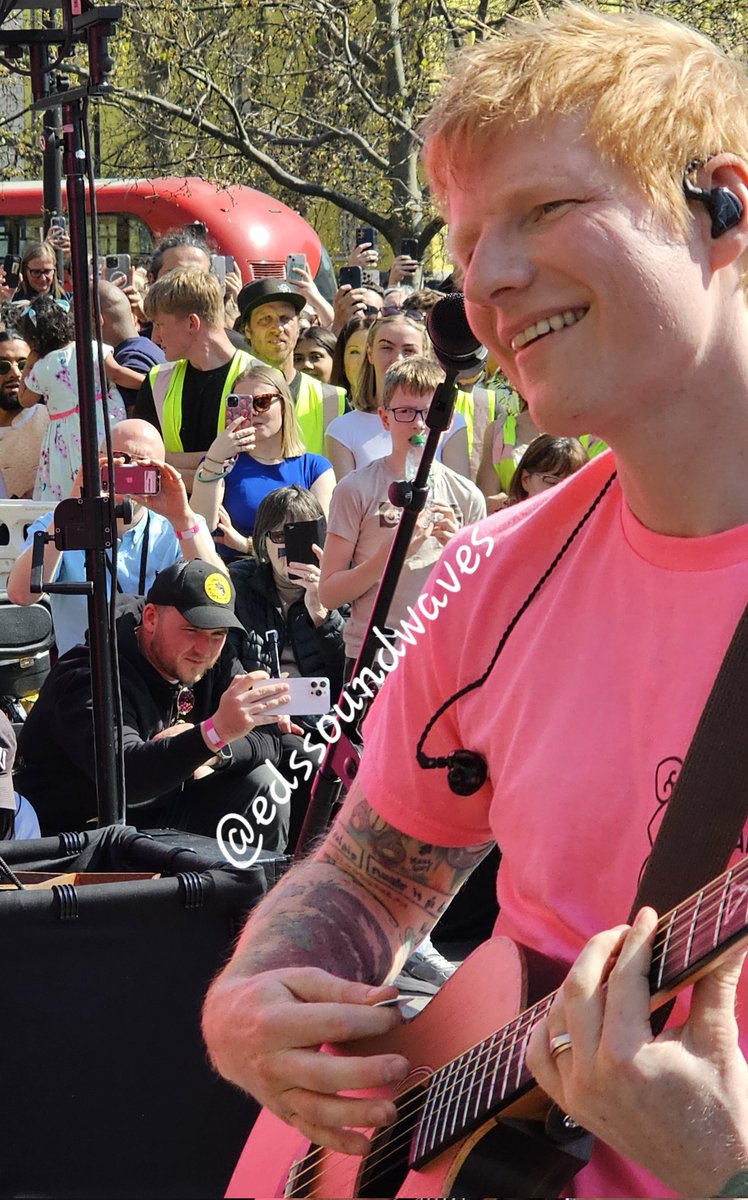 Yesterday at King's Cross 🩷
Azizam, live, in bright sunshine
#edsheeran <a href="/edsheeran/">Ed Sheeran HQ</a>