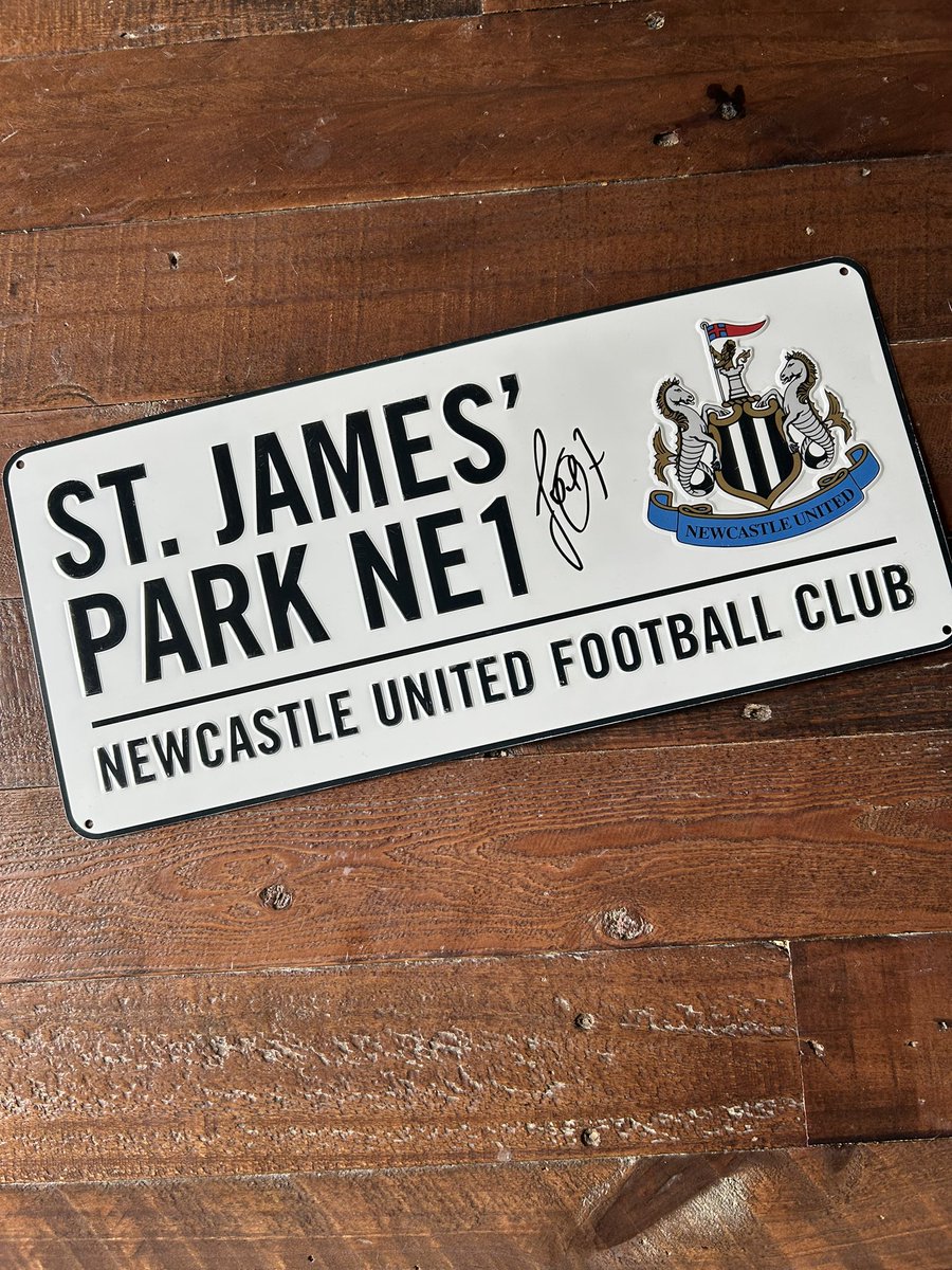 One happy Geordie winning this! 
Thanks <a href="/_ROMemorabilia_/">RO Sport Memorabilia</a> 
🖤🤍🖤🤍